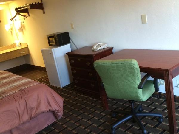 Americas Best Value Inn Near Downtown Nashville : photo 3 de la chambre chambre lit king-size affaires - non-fumeurs