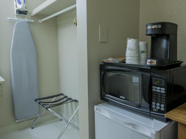 Howard Johnson by Wyndham Downtown Kamloops : photo 8 de la chambre chambre 2 lits queen-size - non-fumeurs