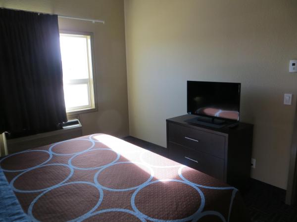 Super 8 by Wyndham Edmonton/West : photo 4 de la chambre suite studio lit king-size deluxe - non-fumeurs