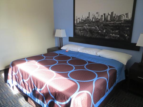 Super 8 by Wyndham Edmonton/West : photo 3 de la chambre chambre lit king-size - non-fumeurs