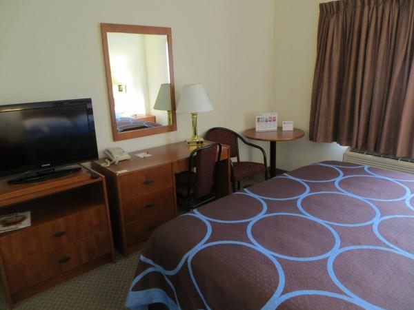 Super 8 by Wyndham Edmonton/West : photo 2 de la chambre chambre lit king-size - non-fumeurs