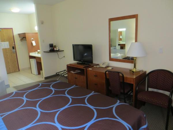 Super 8 by Wyndham Edmonton/West : photo 4 de la chambre chambre lit king-size - accessible aux personnes à mobilité réduite - non-fumeurs