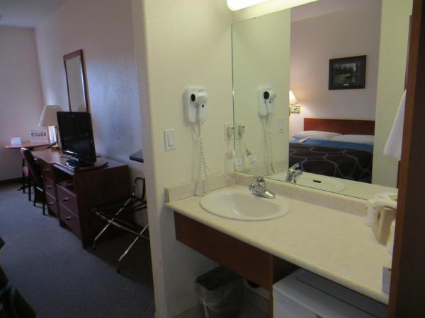 Super 8 by Wyndham Edmonton/West : photo 1 de la chambre chambre 2 lits queen-size - non-fumeurs