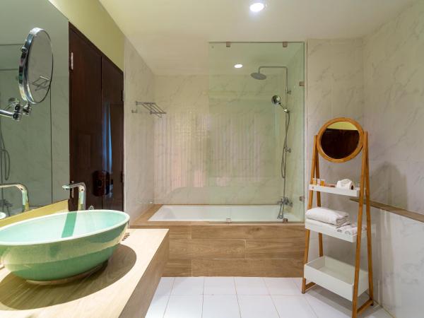 Khaolak Emerald Surf Beach Resort and Spa - SHA Extra Plus : photo 8 de la chambre chambre deluxe - vue sur piscine - côté hive