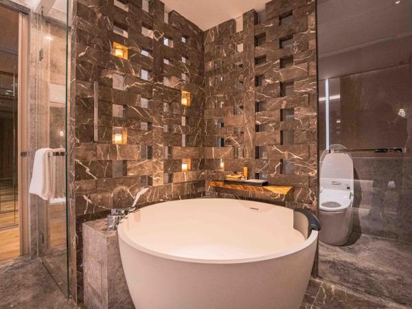 The Anandi Hotel and SPA - Luxury Healing Hotel for Wellbeing : photo 5 de la chambre chambre lit king-size affaires