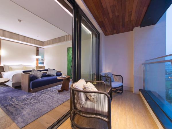 The Anandi Hotel and SPA - Luxury Healing Hotel for Wellbeing : photo 7 de la chambre chambre lit king-size affaires