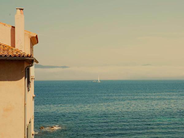 Hotel la Ponche : photo 6 de la chambre chambre deluxe - vue sur mer