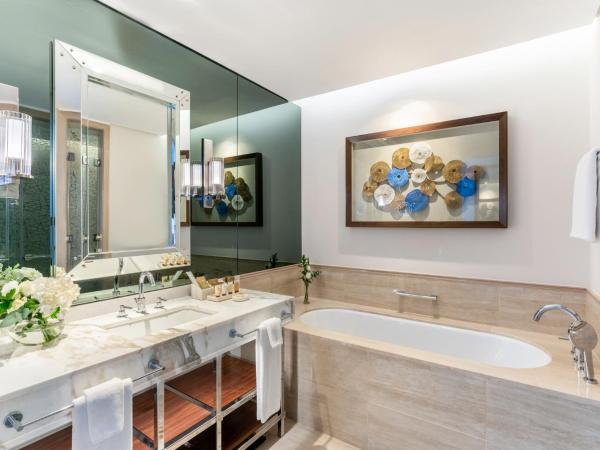 Grand Plaza Mövenpick : photo 1 de la chambre chambre lit king-size exécutive - vue sur mer - accès au salon, petit-déjeuner et boissons et canapés en soirée