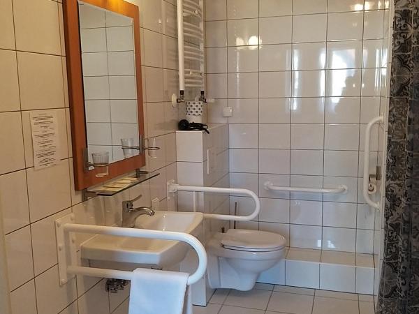 B & B Tomula : photo 4 de la chambre chambre familiale avec salle de bains