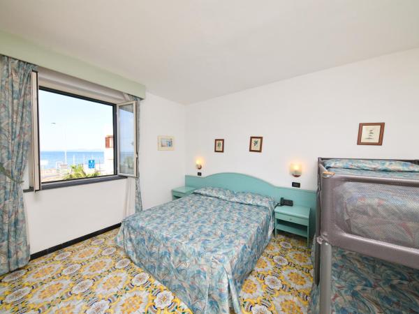 Fortuna Beach - Seaside Hotel : photo 6 de la chambre chambre quadruple