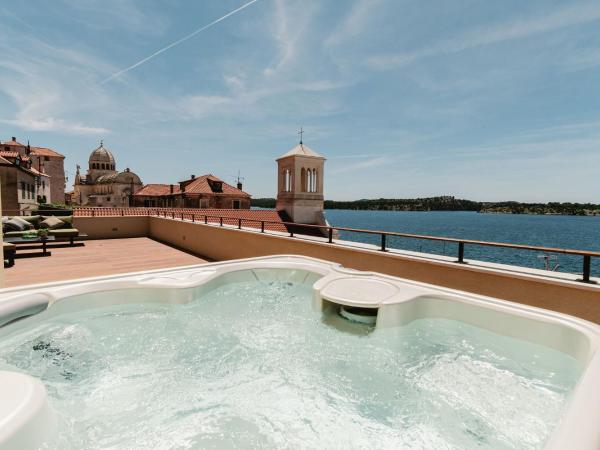 Armerun Heritage Hotel & Residences : photo 7 de la chambre appartement supérieur 2 chambres avec terrasse et bain à remous