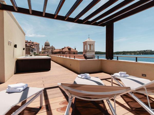 Armerun Heritage Hotel & Residences : photo 8 de la chambre appartement supérieur 2 chambres avec terrasse et bain à remous