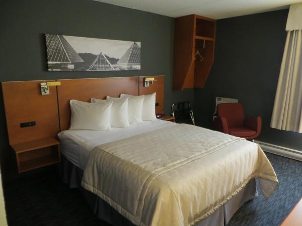 Travelodge by Wyndham Edmonton West : photo 6 de la chambre chambre lit queen-size deluxe - non-fumeurs