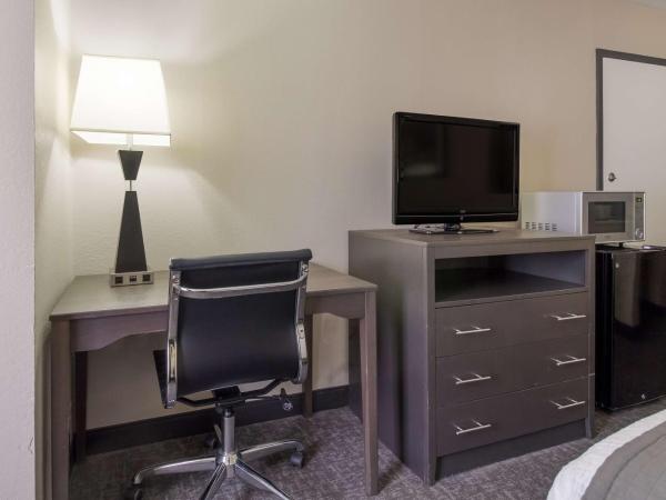 SureStay Plus Hotel by Best Western Houston Medical Center : photo 5 de la chambre chambre lit king-size avec douche accessible en fauteuil roulant - adaptée aux personnes à mobilité réduite