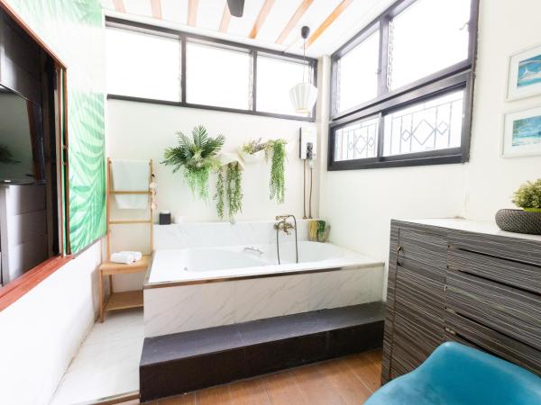 Pace Residence Pattaya : photo 4 de la chambre suite deluxe avec baignoire