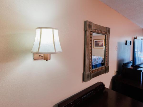 Garnet Inn & Suites, Orlando : photo 9 de la chambre family suite with two beds with garden/pool view