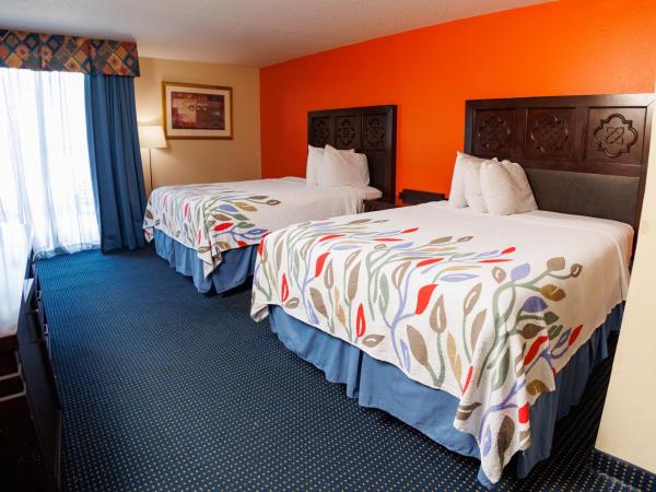 Garnet Inn & Suites, Orlando : photo 1 de la chambre family suite with two beds with garden/pool view