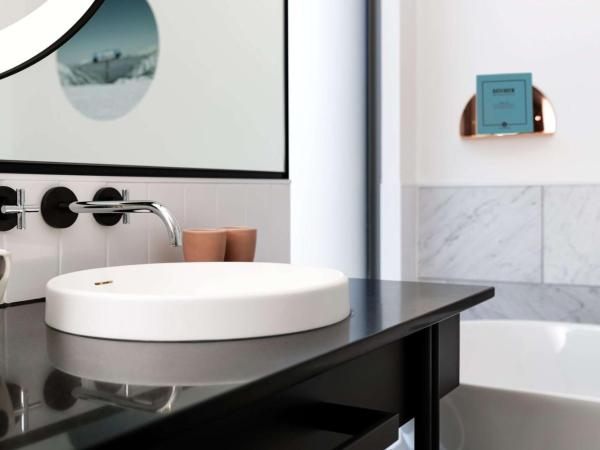 QT Queenstown : photo 7 de la chambre hébergement lit king-size - lac