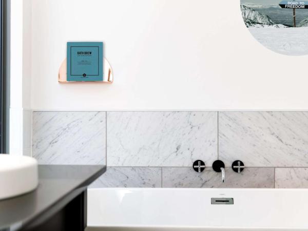 QT Queenstown : photo 9 de la chambre hébergement lit king-size - lac