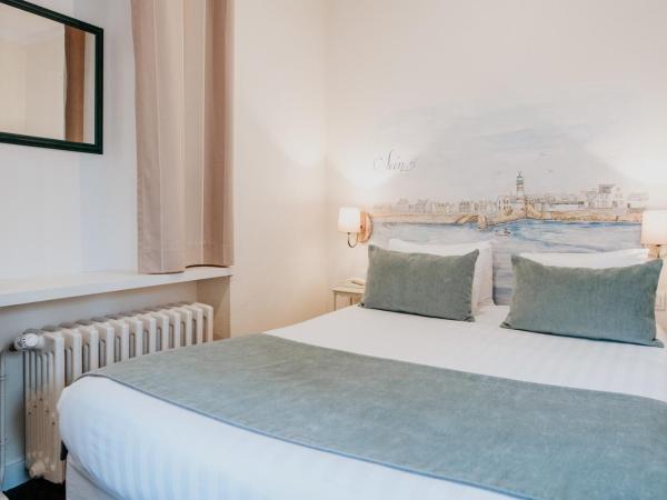 Hôtel Aux Tamaris - Vue Mer : photo 7 de la chambre chambre double standard - vue sur ville - croisière