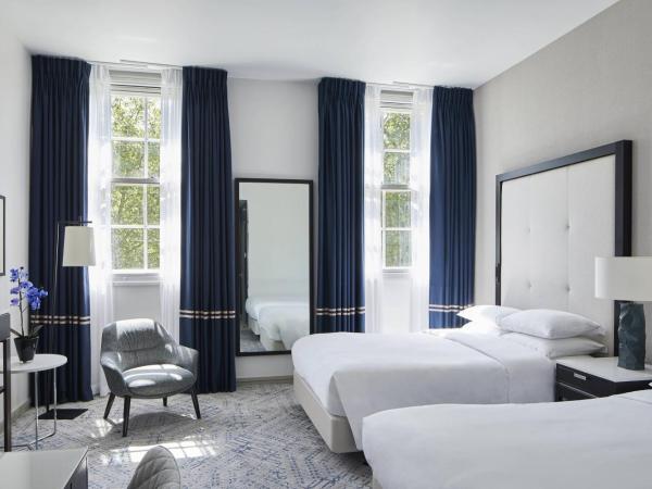 London Marriott Hotel Grosvenor Square : photo 2 de la chambre chambre supérieure avec 2 lits doubles - vue sur place