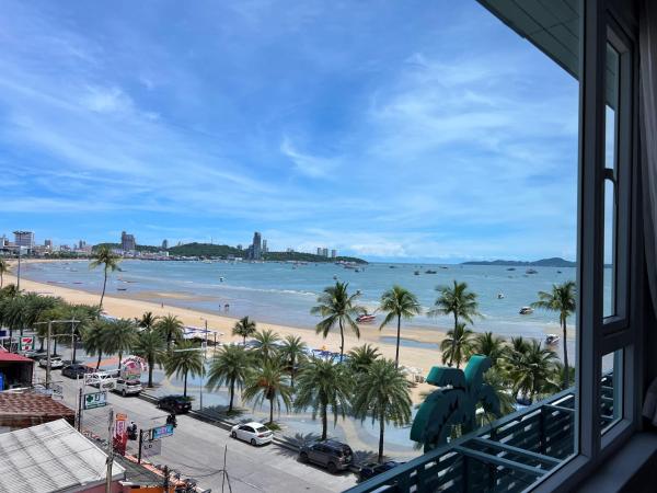 The Beach Front Resort, Pattaya : photo 3 de la chambre chambre triple avec vue