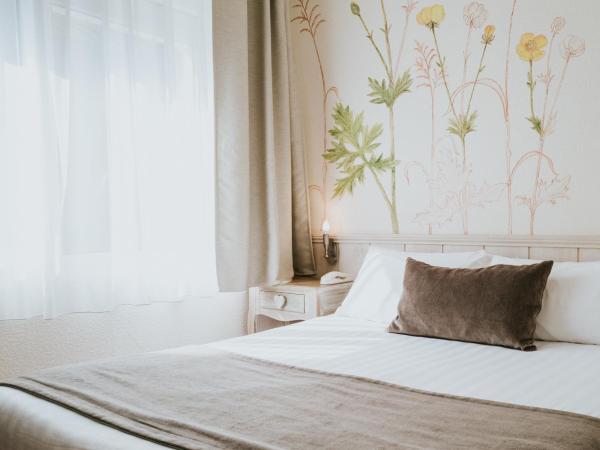 Hôtel Aux Tamaris - Vue Mer : photo 3 de la chambre chambre simple standard - vue sur ville - escale