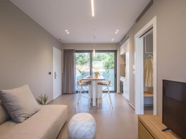 Noemie Luxury Suites : photo 3 de la chambre suite deluxe avec baignoire spa