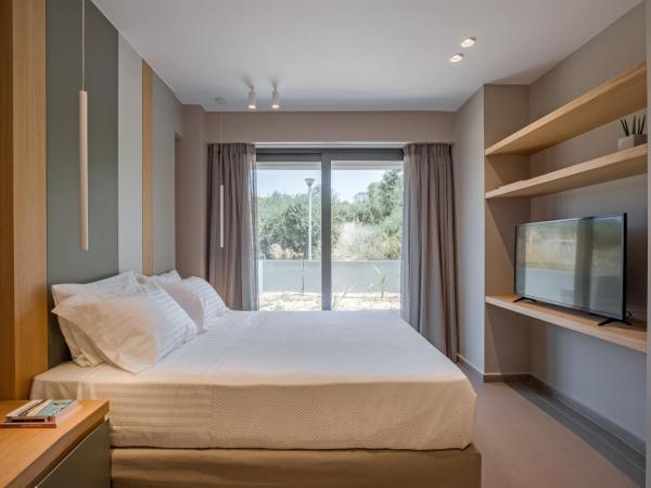 Noemie Luxury Suites : photo 4 de la chambre suite deluxe avec baignoire spa