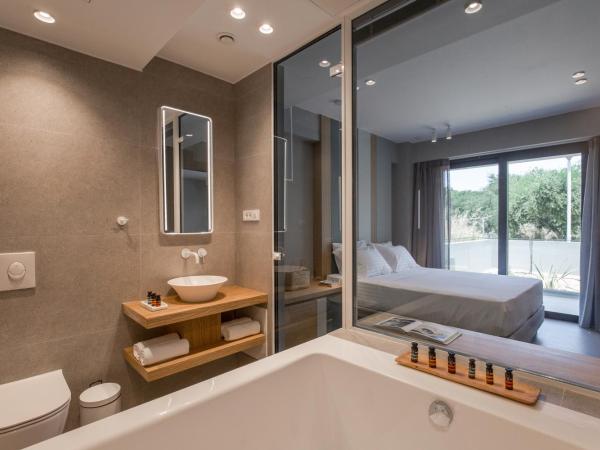 Noemie Luxury Suites : photo 6 de la chambre suite deluxe avec baignoire spa