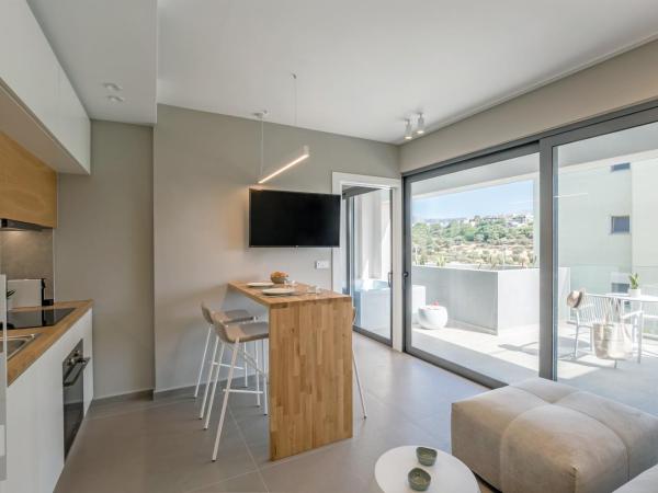 Noemie Luxury Suites : photo 1 de la chambre suite deluxe avec baignoire spa