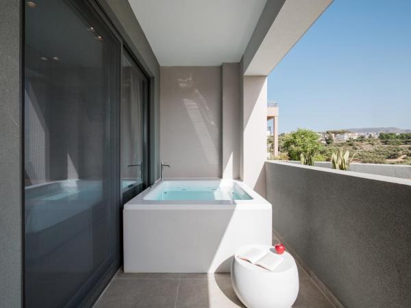 Noemie Luxury Suites : photo 9 de la chambre suite deluxe avec baignoire spa