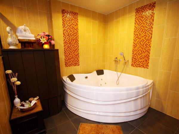 CM Night Bazaar Boutique Hotel โรงแรม ซี เอ็ม ไนท์บาซาร์ บูทีค - SHA Plus Certified : photo 6 de la chambre suite jasmine avec baignoire spa