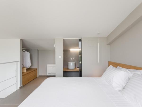 Noemie Luxury Suites : photo 8 de la chambre suite deluxe avec baignoire spa