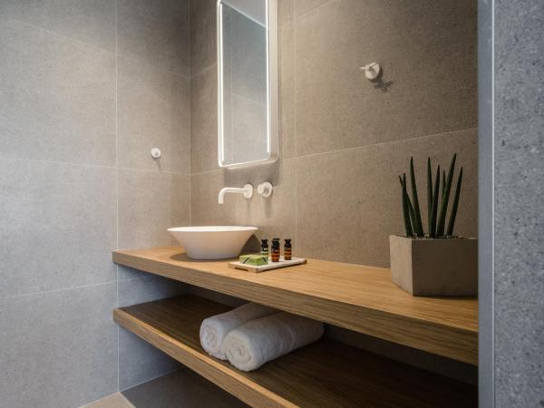 Noemie Luxury Suites : photo 7 de la chambre suite deluxe avec baignoire spa