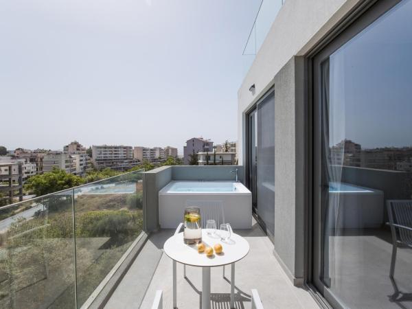 Noemie Luxury Suites : photo 5 de la chambre suite deluxe avec baignoire spa