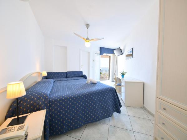 Hotel Noris : photo 6 de la chambre chambre triple avec balcon