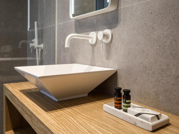 Noemie Luxury Suites : photo 9 de la chambre suite deluxe avec baignoire spa