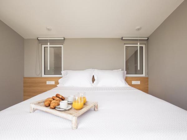 Noemie Luxury Suites : photo 10 de la chambre suite deluxe avec baignoire spa