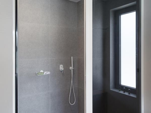 Noemie Luxury Suites : photo 7 de la chambre suite deluxe avec baignoire spa