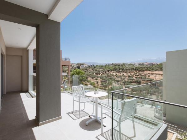 Noemie Luxury Suites : photo 9 de la chambre suite deluxe avec baignoire spa