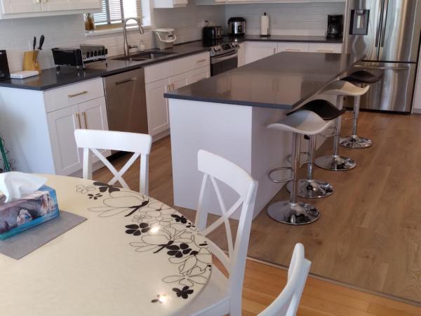 Convenient to Attractions & Close To Airport : photo 7 de la chambre suite familiale