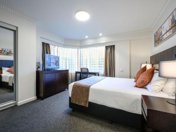 Hotel Grand Chancellor Adelaide : photo 1 de la chambre chambre exécutive lit queen-size