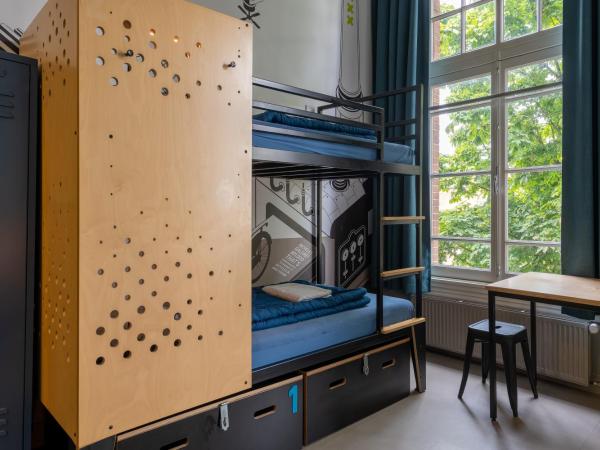 Stayokay Hostel Amsterdam Vondelpark : photo 5 de la chambre chambre familiale quadruple avec salle de bains privative