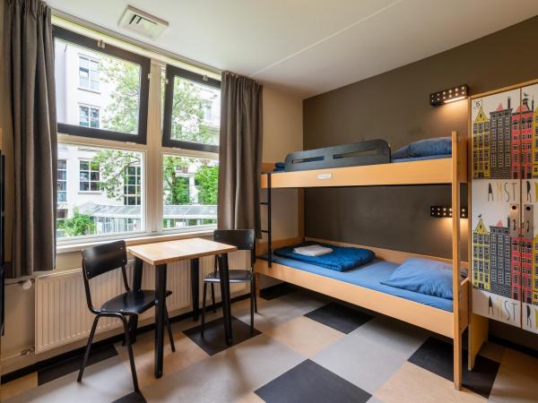 Stayokay Hostel Amsterdam Vondelpark : photo 10 de la chambre chambre 6 personnes avec salle de bains privative et douche