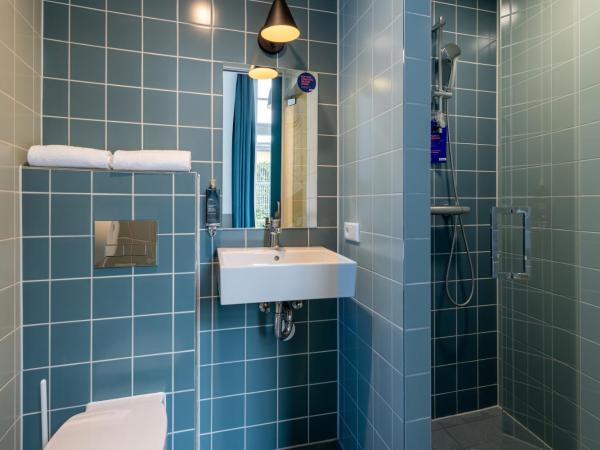 Stayokay Hostel Amsterdam Vondelpark : photo 4 de la chambre chambre double confort avec salle de bains privative et douche