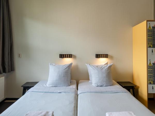Stayokay Hostel Amsterdam Vondelpark : photo 6 de la chambre chambre double confort avec salle de bains privative et douche