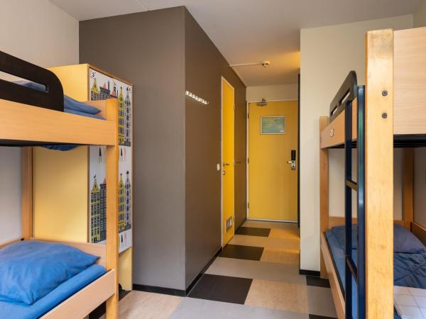 Stayokay Hostel Amsterdam Vondelpark : photo 7 de la chambre chambre quadruple avec salle de bains privative et douche