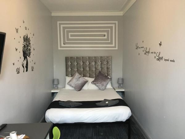 Queens Guesthouse Manchester : photo 4 de la chambre chambre double avec salle de bains privative