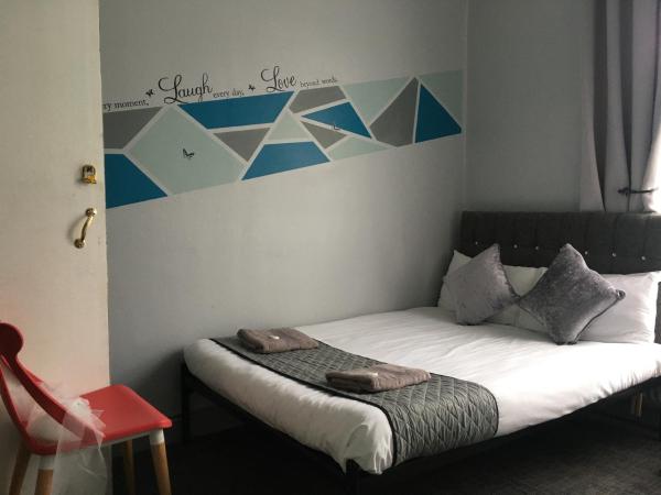 Queens Guesthouse Manchester : photo 7 de la chambre chambre double avec salle de bains privative